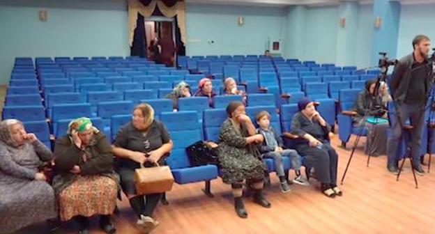 Meeting of the tenants of one of Grozny dormitories. Screenshot from the "Grozny" TV Channel broadcasting: https://www.youtube.com/watch?time_continue=90&v=qg4-Icfq8QA Meeting of the tenants of one of Grozny dormitories. Screenshot from the "Grozny" TV Channel broadcasting: https://www.youtube.com/watch?time_continue=90&v=qg4-Icfq8QA