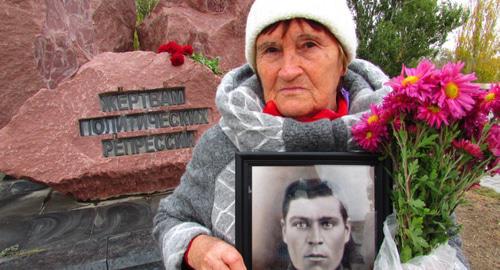 Lyudmila Ilyinkova with a photograph of her father Arkady Tugolukov. Photo by Vyacheslav Yaschenko for the "Caucasian Knot"