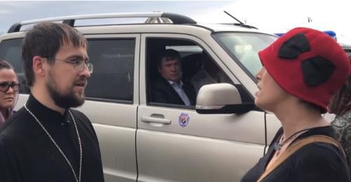 Svetlana Anokhina talks to a priest at the site of the construction of the temple in the park. Screenshot of the video on the YouTube Channel of the "Caucasian Knot" Svetlana Anokhina talks to a priest at the site of the construction of the temple in the park. Screenshot of the video on the YouTube Channel of the "Caucasian Knot"