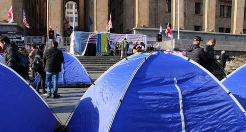 Zaza Saralidze's supporters set up tents near the parliament building in Tbilisi. Photo by Inna Kukudjanova for the "Caucasian Knot"