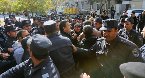 Ali Kerimli surrounded by police, November 19, 2018. Photo by Aziz Karimov for the Caucasian Knot