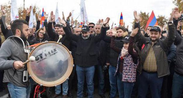 Nikol Pashinyan (centre) takes part in Yerevan march, November 24, 2018. Photo: © Sputnik/ Asatur Yesayants Nikol Pashinyan (centre) takes part in Yerevan march, November 24, 2018. Photo: © Sputnik/ Asatur Yesayants