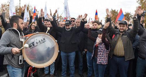 Nikol Pashinyan (centre) takes part in Yerevan march, November 24, 2018. Photo: © Sputnik/ Asatur Yesayants