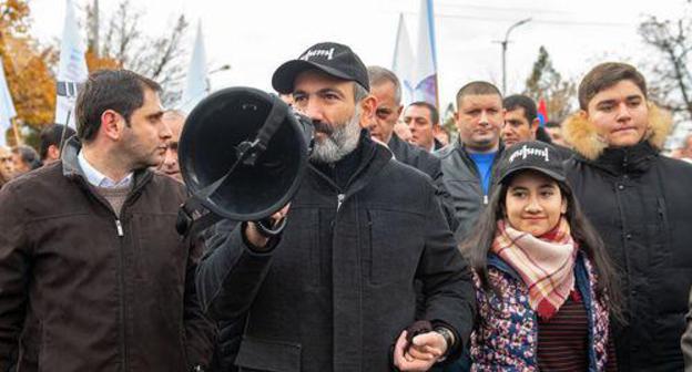 Nikol Pashinyan and his supporters at the rally in Yerevan. Photo: ©Sputnik/Asatur Yesayants https://ru.armeniasputnik.am/politics/20181124/15846415/nuzhen-balans-polnomochij-pashinyan-anonsiroval-izmeneniya-konstitucii.html Nikol Pashinyan and his supporters at the rally in Yerevan. Photo: ©Sputnik/Asatur Yesayants https://ru.armeniasputnik.am/politics/20181124/15846415/nuzhen-balans-polnomochij-pashinyan-anonsiroval-izmeneniya-konstitucii.html