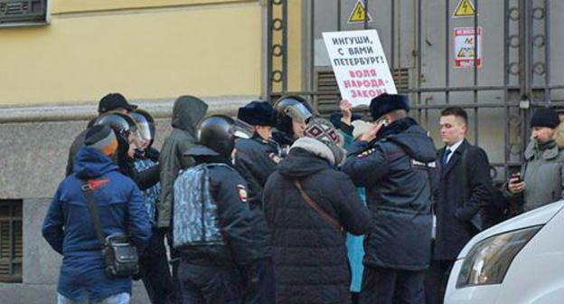 A picket in support of the Ingush people ended with detention of two Petersburg residents. Photo by Dinar Idrisov for the "Caucasian Knot" A picket in support of the Ingush people ended with detention of two Petersburg residents. Photo by Dinar Idrisov for the "Caucasian Knot"