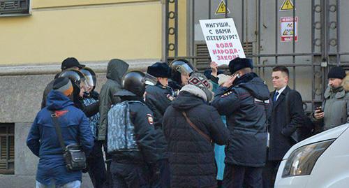 A picket in support of the Ingush people ended with detention of two Petersburg residents. Photo by Dinar Idrisov for the "Caucasian Knot"
