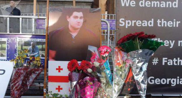 An improvised memorial dedicated to the the murdered schoolboy. Photo: © Sputnik / Shota Nozadze, https://sputnik-georgia.ru/reviews/20181201/243242291/God-so-dnja-ubijstva-i-dve-rekomendacii-sledstviju-ombudsmen-Georgia-sdelala-zajavlenie.html An improvised memorial dedicated to the the murdered schoolboy. Photo: © Sputnik / Shota Nozadze, https://sputnik-georgia.ru/reviews/20181201/243242291/God-so-dnja-ubijstva-i-dve-rekomendacii-sledstviju-ombudsmen-Georgia-sdelala-zajavlenie.html