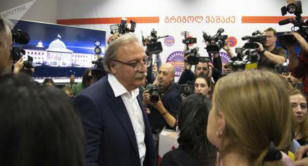 Grigol Vashadze with journalists. Photo: © Sputnik / Alex Shlamov, https://sputnik-georgia.ru/election-2018/20181129/243218545/Gruzinskaya-oppozitsiya-obyavila-o-planakh---itogi-vyborov-oni-ne-priznayut-.html Grigol Vashadze with journalists. Photo: © Sputnik / Alex Shlamov, https://sputnik-georgia.ru/election-2018/20181129/243218545/Gruzinskaya-oppozitsiya-obyavila-o-planakh---itogi-vyborov-oni-ne-priznayut-.html