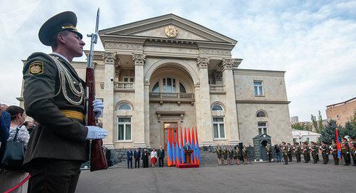 The Parliament of Armenia on the Day of Independence on September 21, 2018 © Sputnik / Asatur Yesayants https://ru.armeniasputnik.am/politics/20181115/15684829/vopros-o-rezidenciyah-prezidenta-i-premera-na-povestke-vneocherednogo-zasedaniya-ns.html