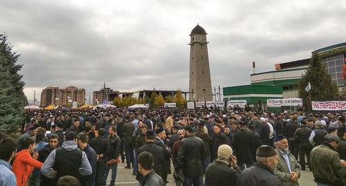 Residents of Ingushetia in the center of Magas before the Friday prayer in October 2018. Photo by Umar Yovloy for the "Caucasian Knot"