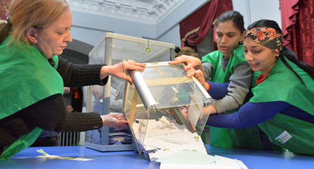 Counting of votes at a polling station. Georgia, November 28, 2018. Photo: REUTERS/Tornike Turabelidze Counting of votes at a polling station. Georgia, November 28, 2018. Photo: REUTERS/Tornike Turabelidze