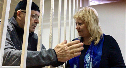 Oyub Titiev with his advocate Marina Dubrovina in the court room. Photo by Patimat Makhmudova for the "Caucasian Knot"