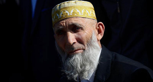 An elderly man watching a rally against the land swap agreement signed by the leaders of Chechnya and Ingushetia held in Magas on October 8, 2018. Photo Maxim Shemetov/Reuters
