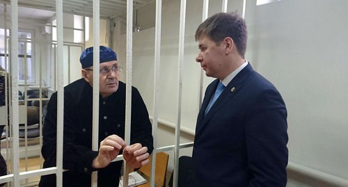 Oyub Titiev and his advocate at the court. Photo courtesy of the Human Rights Centre "Memorial"