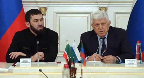 Magomed Daudov (on the left) at the meeting with the head of Dagestan, Vladimir Vasiliev. Photo http://www.parlamentchr.ru/press-centre/news/8567-magomed-daudov-posetil-dagestan-dlya-obsuzhdeniya-voprosov-organizatsii-raboty-po-vneseniyu-v-gosudarstvennyj-kadastr-nedvizhimosti-svedenij-o-granitse-mezhdu-rd-i-chr