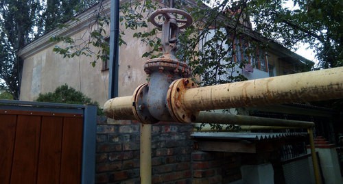 A gas pipe near a private house. Photo by Nina Tumanova for the "Caucasian Knot"