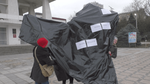 'Mother's heart' installation at the place of picket, Makhachkala, February 10, 2018. Screenshot from video shot by the Caucasian Knot, https://www.youtube.com/watch?v=x3Mo0CYWHCM