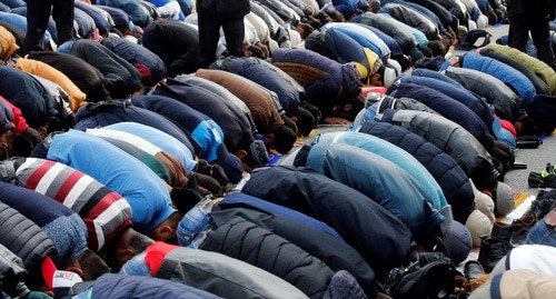 Believers praying. Photo: REUTERS/Maxim Zmeyev