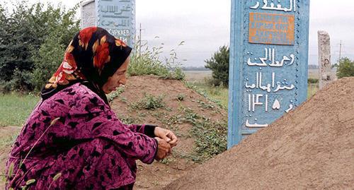 A woman in Chechnya near the grave of her son killed in January 1995. Photo: Reuters/Ulli Michel
