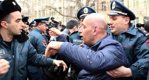 Police detain participants of spontaneous protest rally in Yerevan. Photo by Tigran Petrosyan for the Caucasian Knot