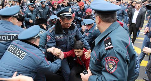 Police push the protestors away from roadway, Yerevan, March 14, 2019. Photo by Tigran Petrosyan for the Caucasian Knot