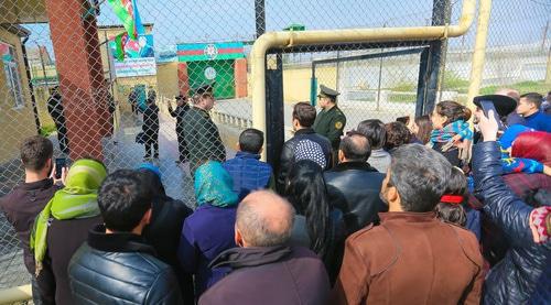 Relatives of the political prisoners pardoned by the President meet them near the prison. Baku, March 17, 2019. Photo by Aziz Karimov for the "Caucasian Knot"