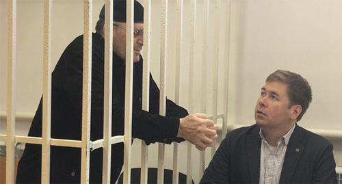 Oyub Titiev (on the left) and Ilya Novikov, an advocate, in the court room. Screenshot of the video by the "Caucasian Knot"