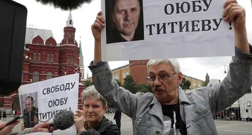 Svetlana Gannushkina and Oleg Orlov during the solo pickets in the centre of Moscow. July 9, 2018. Photo: screenshot of the video by the HRC "Memorial" https://www.youtube.com/watch?v=NcP0AEQOyJ0