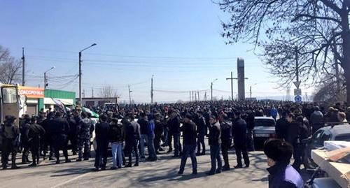 Participants of a protest rally at the entrance to Nazran, March 27, 2019. Screenshot from video 'Criminal Russia - Caucasus', https://www.youtube.com/watch?v=viEB35hMnVk