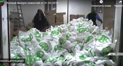 Food packages prepared by the Akhmat Kadyrov Fund. Photo: screenshot of the video by the Grozny TV Channel http://newsvideo.su/video/10520461