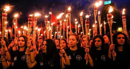 Participants of torchlight march in Yerevan. Photo: Facebook page of organizers of the torchlight march: https://www.facebook.com/events/325013381406396/permalink/325013398073061/