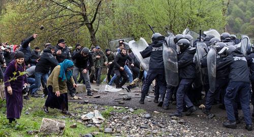 Clashes between protesters and policemen in Birkiani, Georgia, April 21, 2019. Photo: REUTERS / Ekaterina Anchevskaya