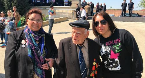 War veteran Tamleikha Gasanov with his granddaughter (right), May 9, 2019. Photo by Faik Medjid for the Caucasian Knot