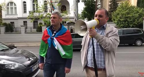 A protest action against the monument to Heydar Aliev in Bucharest. Berlin, May 10, 2019. Photo: screenshot of the video by Mühacir TV https://www.youtube.com/watch?v=hqhTjeK2ntM&amp;feature=youtu.be
