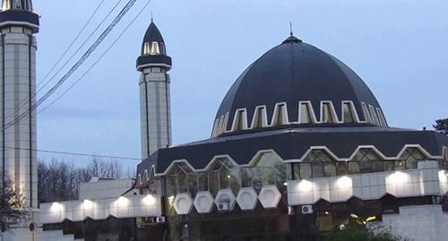 Mosque in Nalchik. Screenshot from video posted by Alexander Gordienko at https://www.youtube.com/watch?v=KhOMzwGAZcI