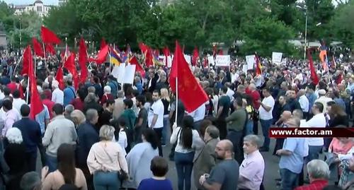 The ARF "Dashnaktsutyun" supporters in Yerevan.  Screenshot from video posted by Factor tv, https://www.youtube.com/watch?time_continue=2020&v=uT7DtPV7dvM