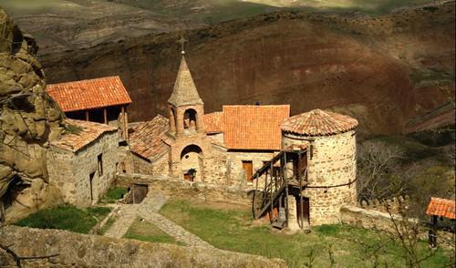 "David Gareja" Monastery Complex. Photo: Paata Vardanashvili from Tbilisi, https://ru.wikipedia.org/wiki/Давид-Гареджа#/media/File:David_Gareja_monastery_complex.jpg