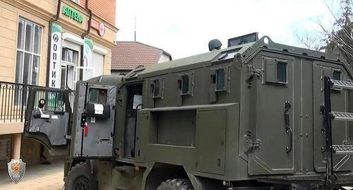 Military vehicles in residential areas. Photo http://nac.gov.ru/kontrterroristicheskie-operacii/v-hode-kto-v-dagestane-neytralizovany-devyat.html