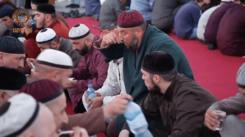 A mass iftar in Grozny on May 31, 2019. Screenshot of the video https://vk.com/ramzan?w=wall279938622_403459