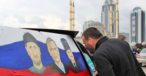 A car with portraits of Russian and Chechen leaders. Photo by Magomed Magomedov for the Caucasian Knot