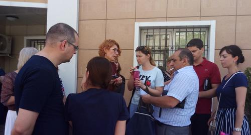 Relatives of suspects in the case of Jehovah's Witnesses are waiting in the courtyard for the court decision. Photo by Rasul Magomedov for the Caucasian Knot