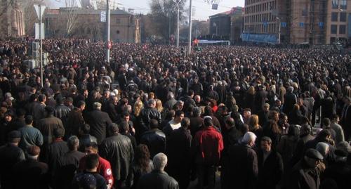 People who disagreed with the outcomes of the presidential election came into the streets in Yerevan on March 1, 2008. Photo: Serouj, https://commons.wikimedia.org/w/index.php?curid=3653411