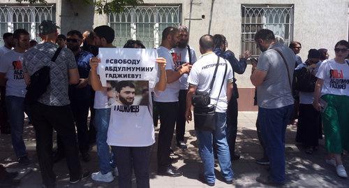 Solo picket in support of Abdulmumin Gadjiev at the court building in Makhachkala. Photo by Murad Muradov for the Caucasian Knot