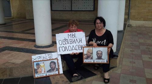 Mothers of the detained Islam Barzukaev and Gasan Kurbanov hold protest action in Derbent demanding to release their sons. Photo: Rabadan Zeinab for the Caucasian Knot