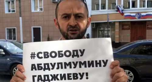 Mairbek Agaev, the editor-in-chief of the weekly "Chernovik", held a picket in Makhachkala to support Abdulmumin Gadjiev. Screenshot of the video by the "Caucasian Knot"