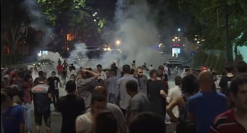 Protesters in front of the parliament building of Georgia in Tbilisi. Photo: screenshot of the video by the "Velikaya Armeniya" (Great Armenia) YouTube channel https://www.youtube.com/watch?v=pJh0BXGSG1w