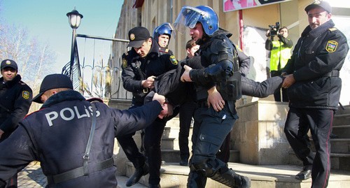 The police detains an activist. Azerbaijan. Photo: REUTERS/Aziz Karimov