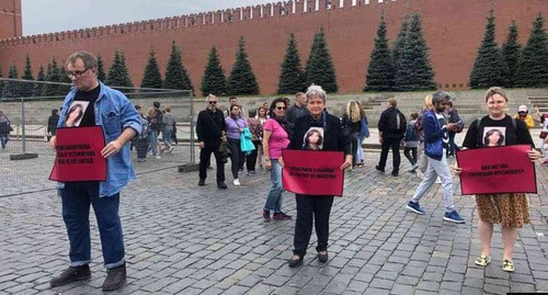 Participants of solo pickets dedicated to 10th anniversary of the Natalia Estemirova's murder, Moscow, July 15, 2019. Screenshot from video posted by novayagazeta at https://www.youtube.com/watch?v=tAjuUTq8GCE