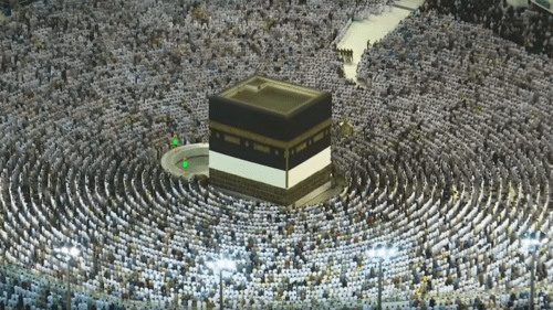 Piligrims in Mecca. Screenshot of Euronews video: https://youtu.be/5oFapHOcxxc