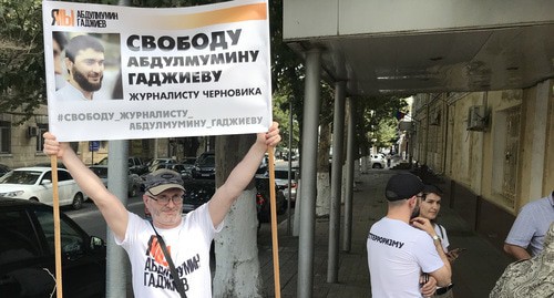 Magomed Magomedov, a journalist of the "Chernovik", holding a solo picket. Photo by Patimat Makhmudova for the "Caucasian Knot"